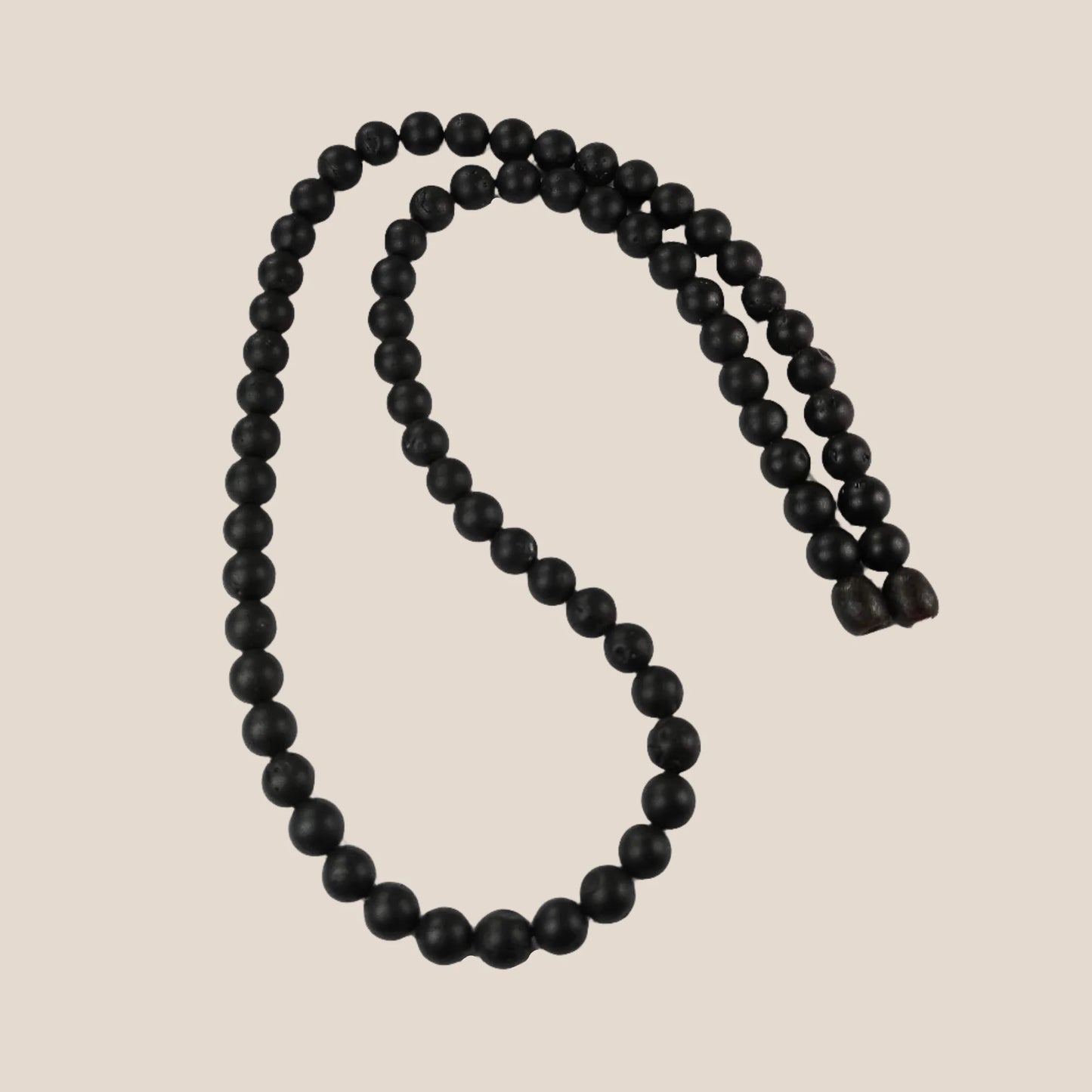 Schwarze Bernsteinkette "Bellum gold"