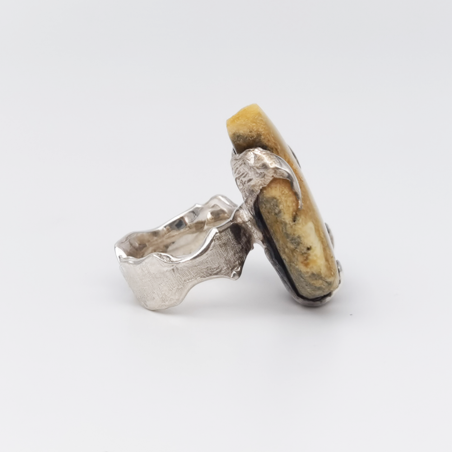 Silver 925 ring with amber "Hug"